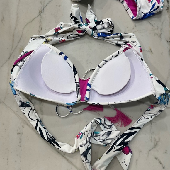 Bikini - Picture 3 of 3